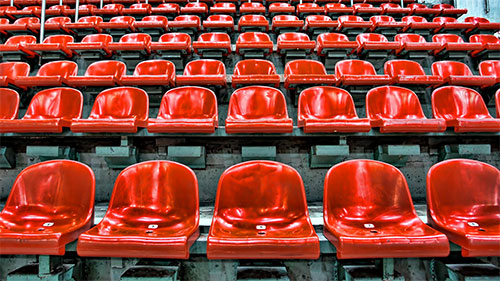 Bild på tomma röda stolar