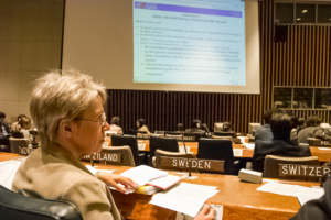 Kerstin Jonsson, Socialdepartementet vid förhandlingar sittande i en stor sal vid FN. Foto: Lars Lindberg